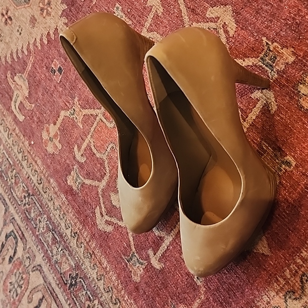 Nine West 4 inch nude heels. 7.5M